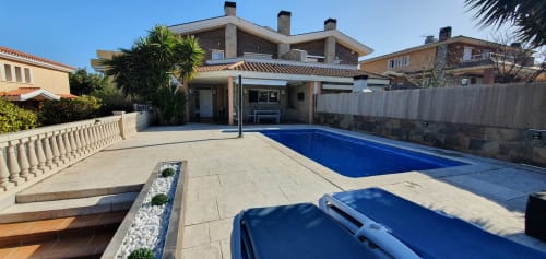 Villa Castelló Salou: vivienda moderna con piscina, patio y arquitectura mediterránea en Salou