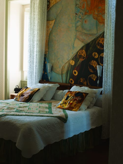Chambre Suite Junior à la Villa Magnolia Parc à Montélimar avec tête de lit inspirée de Gustav Klimt et literie blanche