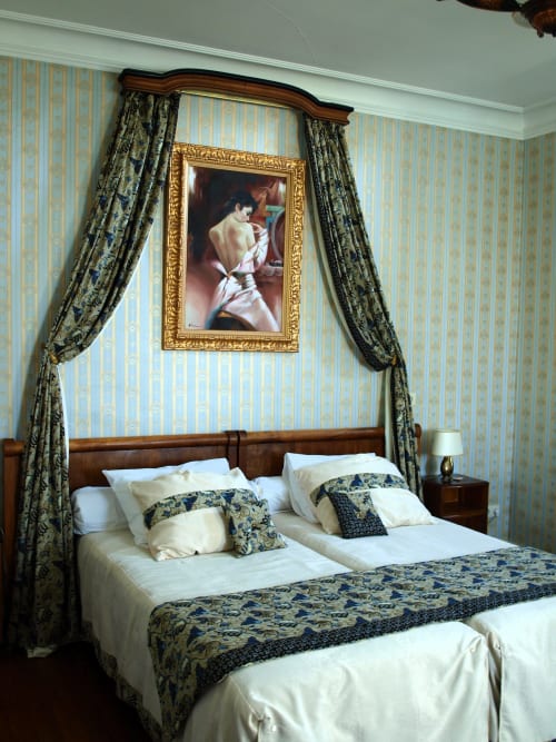 Lit à baldaquin élégant avec rideaux motifs et portrait encadré dans la Suite Magnolia de Villa Magnolia Parc, Montélimar