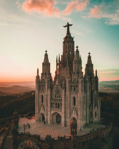Santuario del Sagrado Corazón al atardecer cerca de Villa Castelló Salou en Cataluña, España
