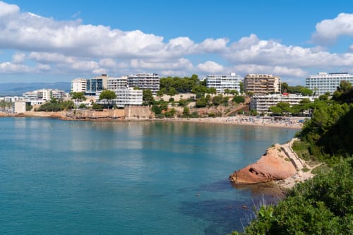 Hotel Villa Castelló Salou frente al mar con vistas a bahía turquesa, playa arenosa y costa mediterránea