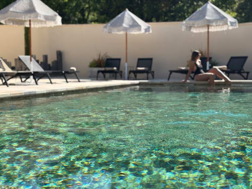 Piscina riscaldata con acque cristalline della villa La Maison D'ambrine a Chamaret con lettini e ombrelloni bianchi