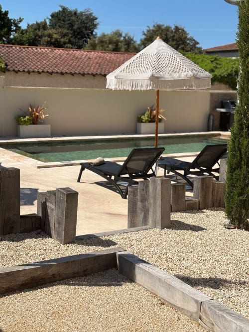 Piscina riscaldata della villa La Maison D'ambrine a Chamaret con lettini e ombrellone bianco