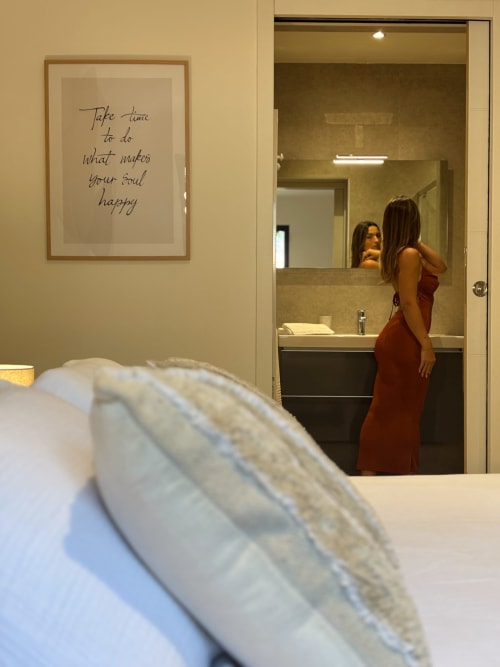 Camera degli ospiti presso La Maison D'ambrine B&B a Chamaret con decorazioni murali motivazionali e bagno privato
