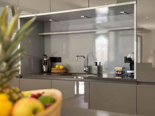 Cucina moderna con paraschizzi a specchio e ciotola di frutta a La Maison D'ambrine B&B a Chamaret, Francia