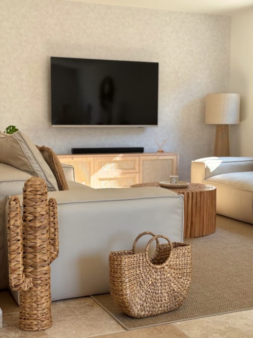 Soggiorno moderno a La Maison D'ambrine con TV a parete, mobili in legno e decorazioni tessili naturali a Chamaret