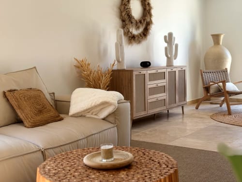 Soggiorno rustico presso La Maison D'ambrine B&B a Chamaret con divano color crema, decori in legno e tonalità naturali