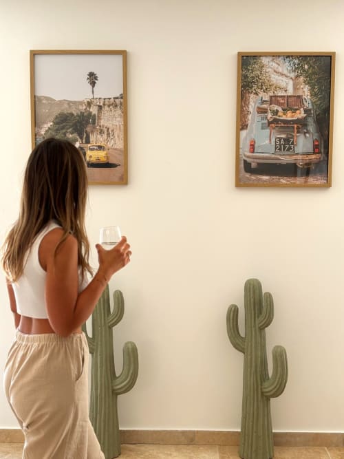 Donna che osserva opere d'arte a La Maison D'ambrine, Chamaret. Stampe da viaggio vintage incorniciate: taxi giallo, auto classica e cactus
