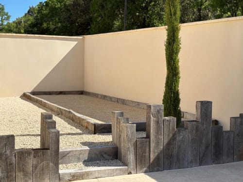 Cortile di La Maison D'ambrine, Chamaret con muri beige moderni, scale in legno e cipresso