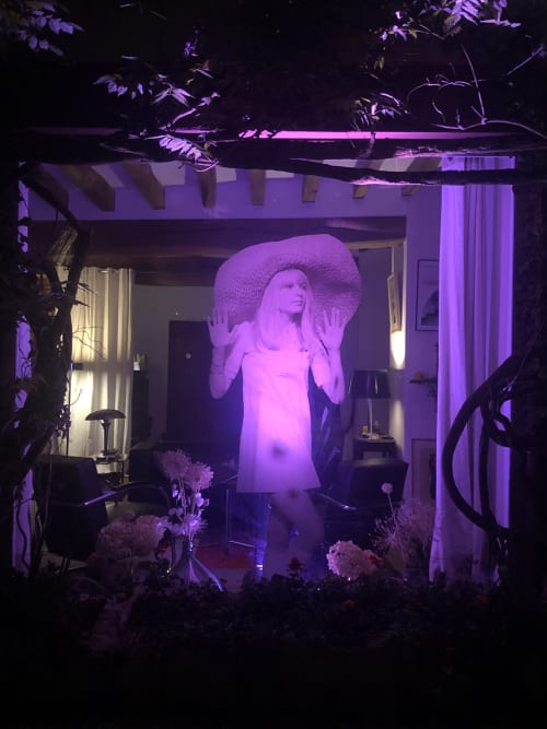 Collage de France Gall derrière la baie  du Domaine de l'Ocrerie à Pourrain avec éclairage néon violet