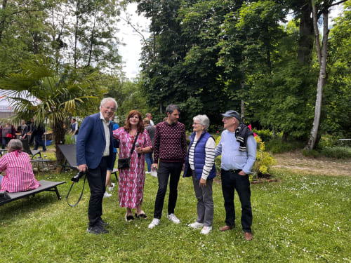 Groupe d'hôtes en train de discuter sur la pelouse du Domaine de l'Ocrerie, chambre d'hôtes à Pourrain, France