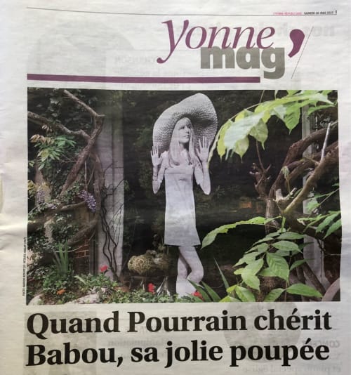 Babou entourée de verdure luxuriante au gîte Domaine de l'Ocrerie à Pourrain