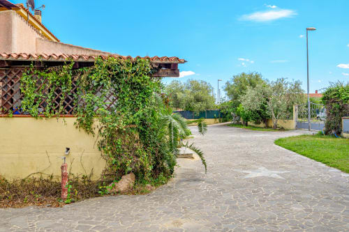 Esterno vista cancello ingresso