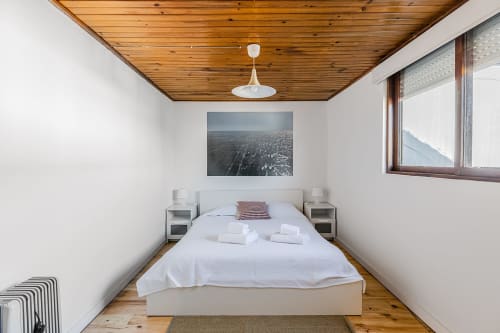 Quarto duplo do piso 1, com fotografia original de moliceiro e janela para exterior