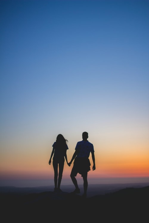 Couple se promenant au couché du soleil