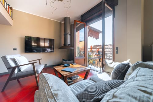 Soggiorno moderno Varenna by Foot con balcone vista lago, comodi sedili e TV a schermo piatto