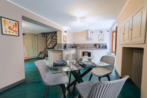 Zona living moderna dell'appartamento La Risorgente a Varenna con cucina, scala e arredamento contemporaneo