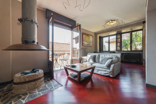 Appartamento La Risorgente a Varenna con pavimenti in legno rosso, camino, balcone con vista lago e accogliente zona living