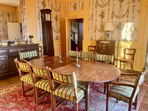 Salle à manger élégante du Château de Vaux Morvan avec mobilier d'époque, chaises rayées et papier peint classique à Étang sur