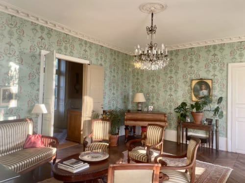 Élégant salon du Château de Vaux Morvan avec papier peint fleuri, lustre, meubles rayés et décor d'époque à Étang