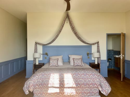 Élégante chambre avec lit à baldaquin bleu et literie fleurie au Château de Vaux Morvan, Étang sur Arroux