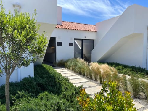 Villa Casa Beliche em Bordeira com arquitetura branca, telhado de terracota, caminho em pedra, jardim mediterrânico e vistas para o mar