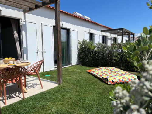 Villa Casa Beliche em Bordeira com terraço mobilado, jogos de cornhole coloridos e vista para o mar em Portugal