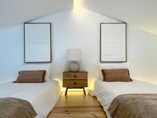 Duas camas geminadas com almofadas geométricas marrons sob obra de arte branca emoldurada na Villa Casa Beliche, Bordeira, PT