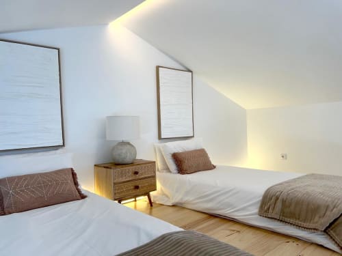 Quarto moderno e luminoso na villa Casa Beliche, Bordeira, com duas camas, criado em madeira e iluminação ambiente no teto