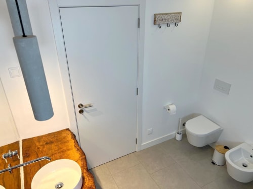 Banheiro moderno da villa Casa Beliche, Bordeira com sanita suspenso, bidé e box de chuveiro