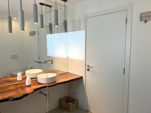 Banheiro moderno da villa Casa Beliche em Bordeira com duplas cubas, chuveiro de vidro sem moldura e iluminação pendente.