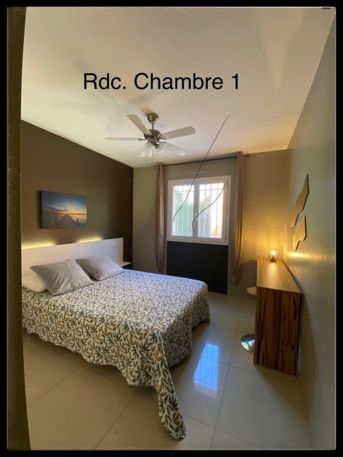 chambre 1 lit en 140-tête de lit avec éclairage à l'arrière-meuble d'appoint (coiffeuse,bureau) ventilateur au plafond-climatisation Grilles aux fenêtres des chambres