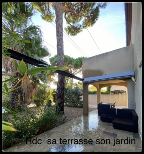 Cap Creus Terrasse avec coin repas et salon détente-pergola- jardin arboré indépendant- place de parking sur le côté (2 véhicules)