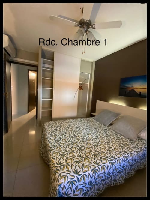 Chambre 1, grand placard, penderie rangement avec portes coulissantes. climatisation- ventilateur au plafond. 