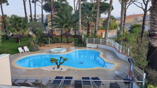 Piscine des propriétaires, a partager, dans le Mas la Senia, Parc arboré et fleuri, entretenu et soigné, tout est mis en place pour bien vous accueillir