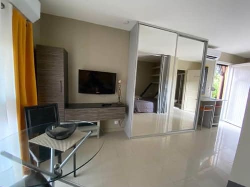 studio 25m², tout confort, Climatisation, grand placard portes coulissantes Miroir, coin repas, coin chambre, coin cuisine toute aménagée