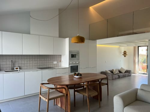 Cozinha e sala de estar integradas modernos na villa Star Host, Bordeira, com mesa de jantar em madeira e vista para o mar