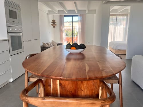 Zona de refeições moderna com mesa de madeira, cozinha e vista para o mar na Casa Telheiro em Bordeira, Portugal