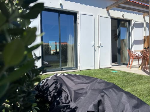 Villa moderna Casa Telheiro em Bordeira com vista para o mar, portas de vidro, jardim bem cuidado e área de estar no pátio