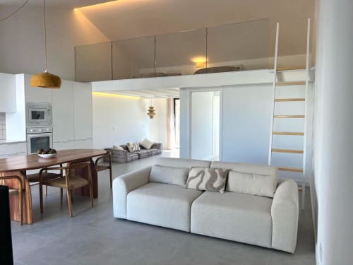 Área de estar em open-plan moderno da villa Star Host Bordeira, com sofá creme, mesa de jantar, cozinha e quarto loft com vista para o mar
