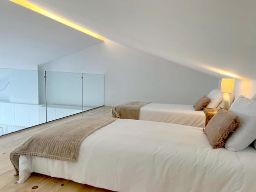 Quarto moderno da villa Star Host Bordeira com camas gêmeas, vista para o mar, divisória de vidro e iluminação acolhedora