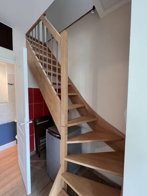 Escalier en bois du gîte au Restaurant du Port, Saint Pierre de Boeuf, avec cuisine visible en bas