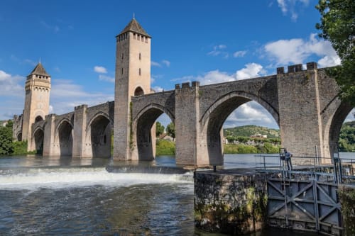 Pont médiéval aux tours enjambant la rivière près de Le Montat, France, proche de l'hôtel Vila Cabanes 46