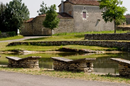 Ponts en pierre enjambant la rivière à Vila Cabanes 46, propriété historique du Montat en France entourée de paysages ruraux