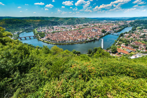 Vue aérienne de Miltenberg nichée dans un méandre fluvial, entourée de forêts luxuriantes près de Vila Cabanes 46, Le Montat