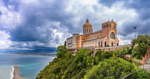 Hotel Sant'Anna arroccato su una scogliera con vista sul Mar Tirreno a Floresta, Italia