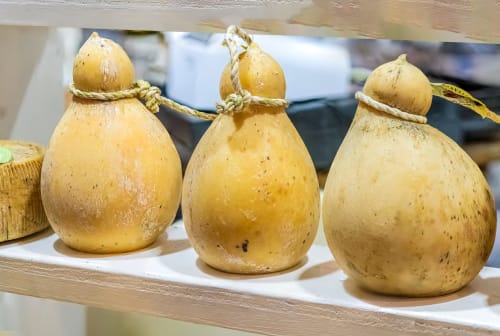 Tre zucche decorative dorate con fiocchi di corda esposte all'Hotel Sant'Anna di Floresta, Italia