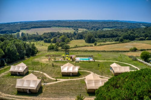 Glamping tenten bij Home Sweet Lodge Aquitaine met uitzicht op het glooiende landschap in Saint Germain et Mons, Frankrijk