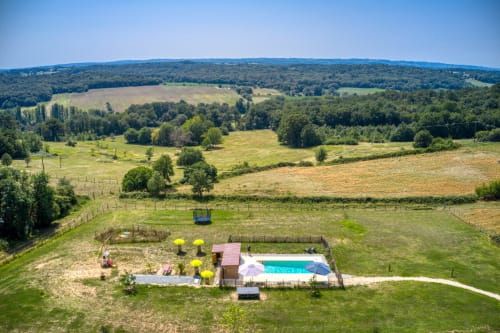Luchtfoto van Home Sweet Lodge Glamping in Aquitanië met zwembad, tuin en glooiend landelijk landschap
