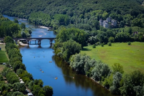 Vue aérienne de la rivière, du château et de la campagne verdoyante de Saint-Germain-et-Mons, Aquitaine